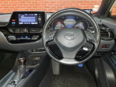 2017 Toyota C-HR - Thumbnail